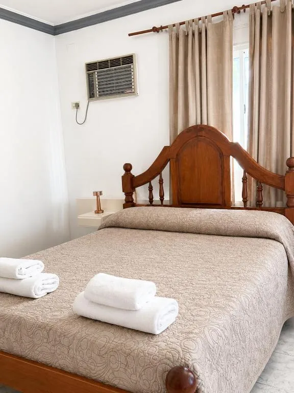 Habitación Standard con cama doble y ropa blanca