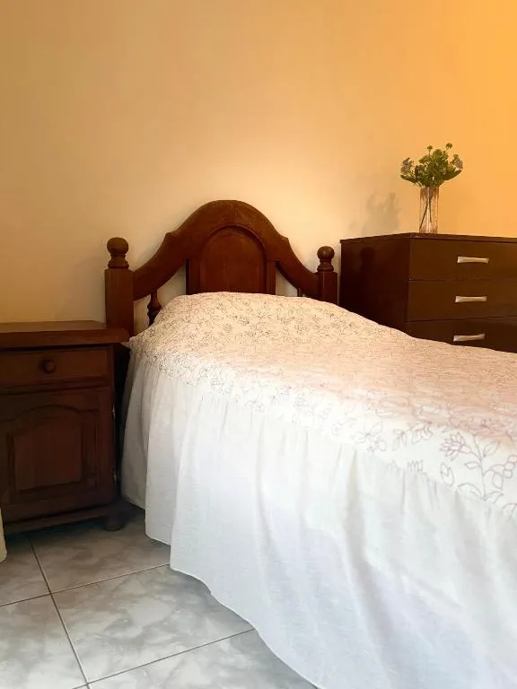 Master Suite con paredes ámbar y mobiliario clásico de madera
