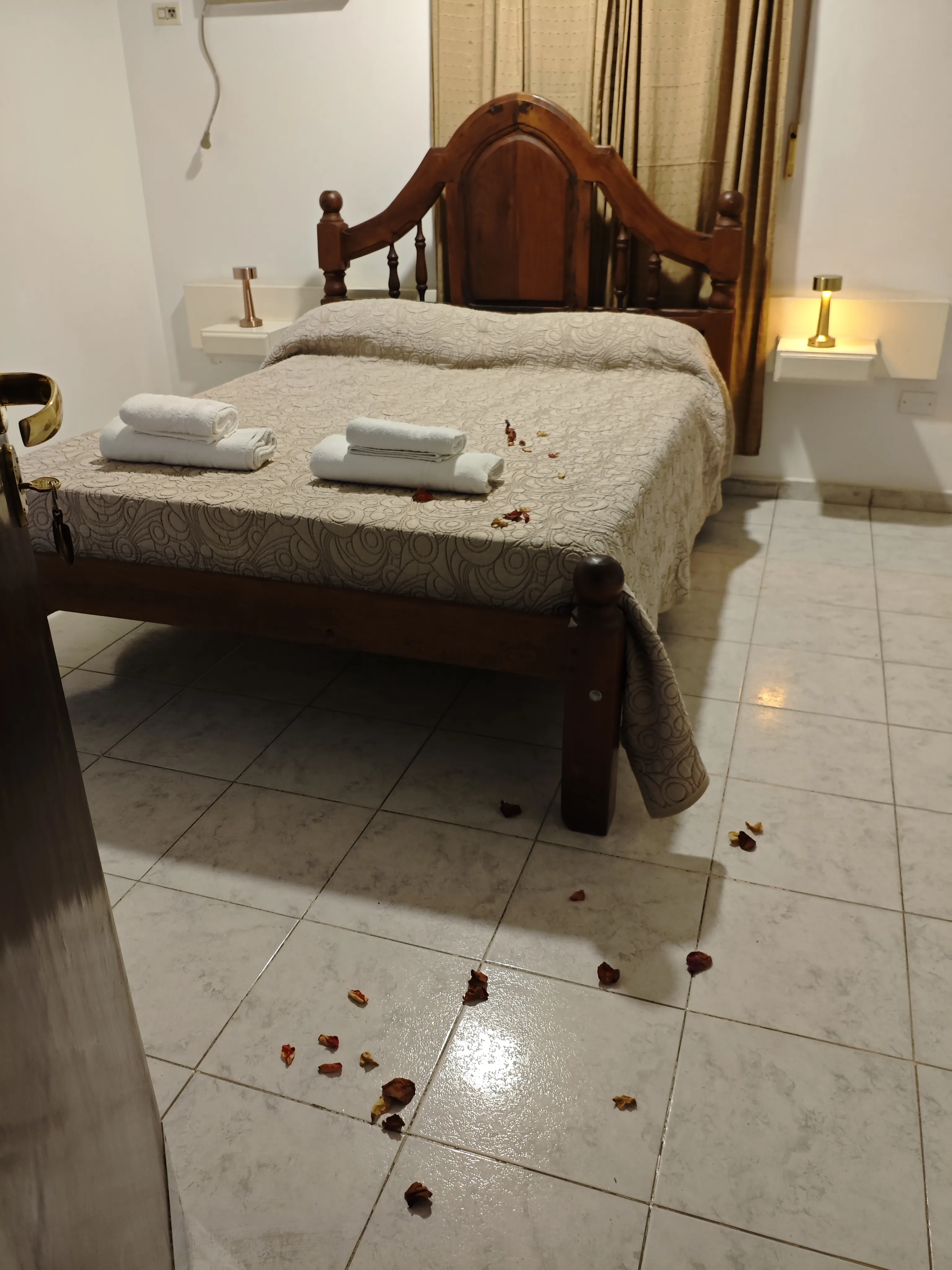 Habitación Matrimonial Luna de Miel con pétalos de flores